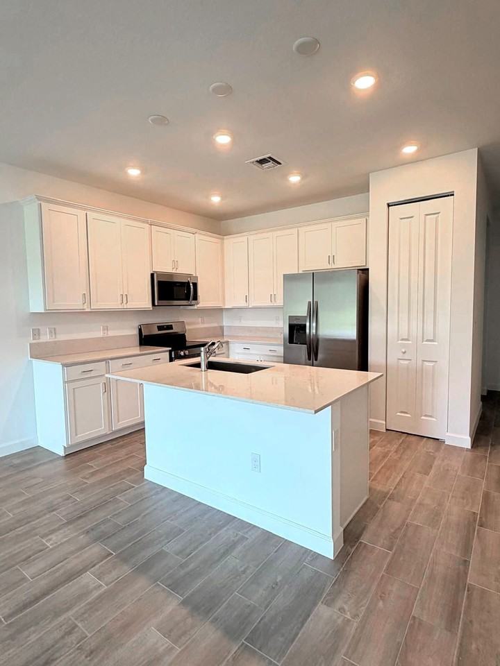 5610 Divine Dr - Photo 7 of 31