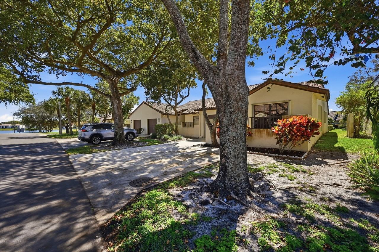 440 Ashwood Pl - Photo 2 of 32