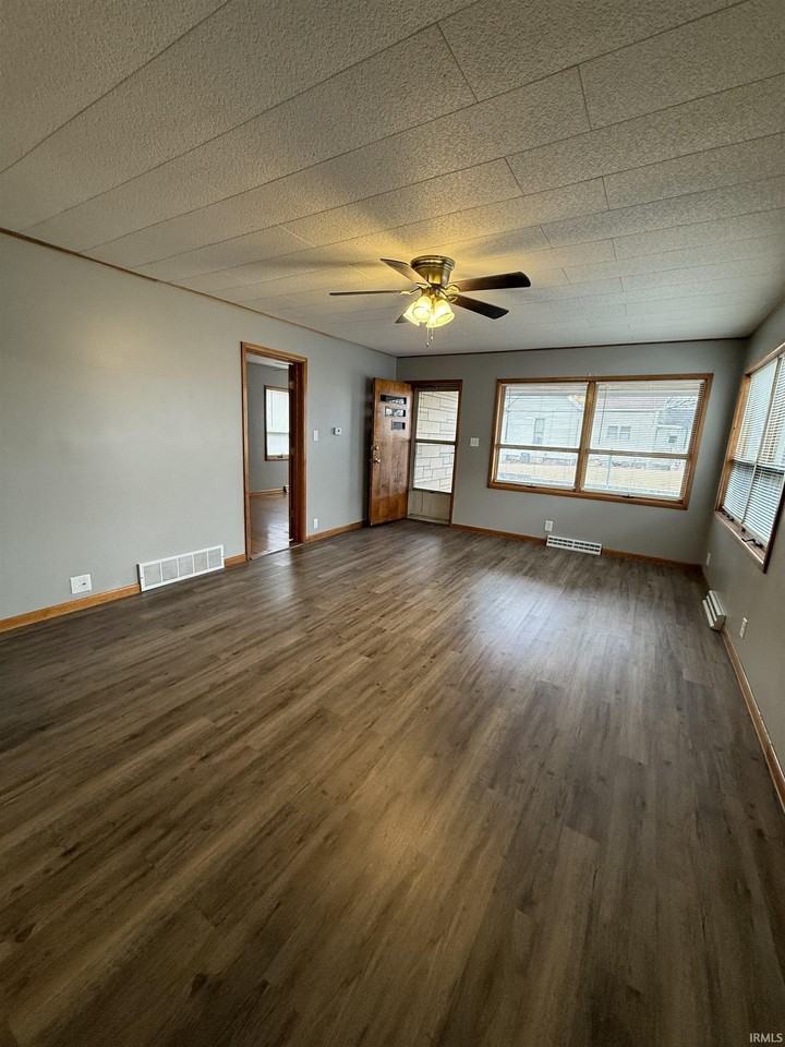 1333 Hart St - Photo 4 of 28