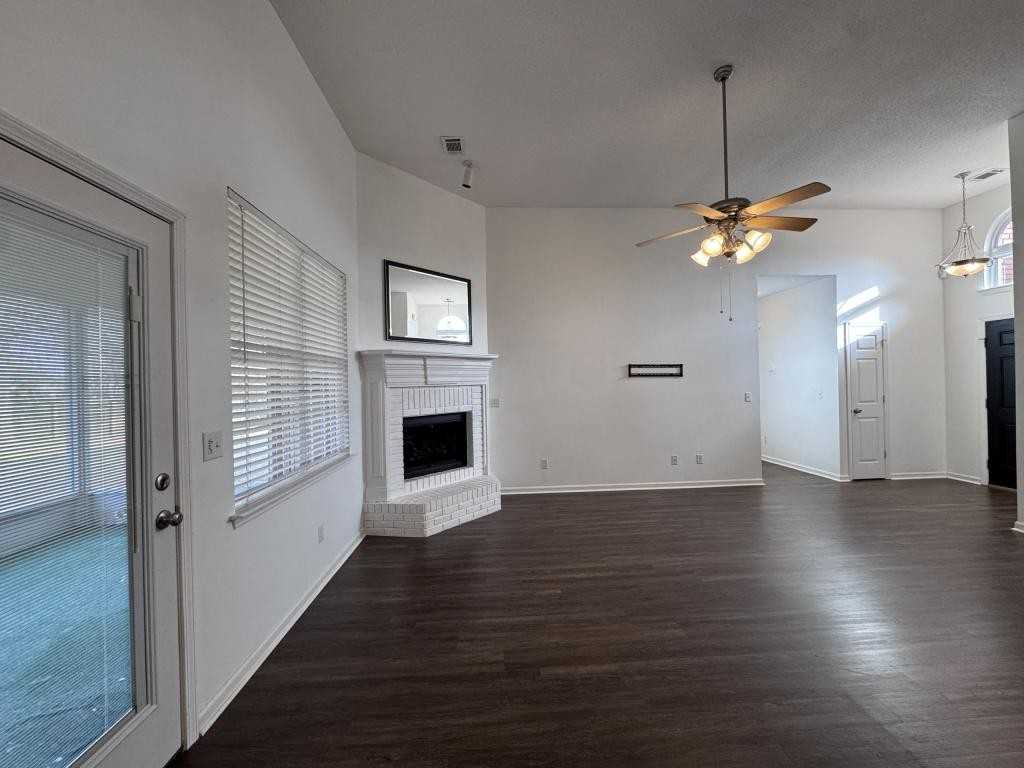 104 Sir Patrick Way - Photo 3 of 30