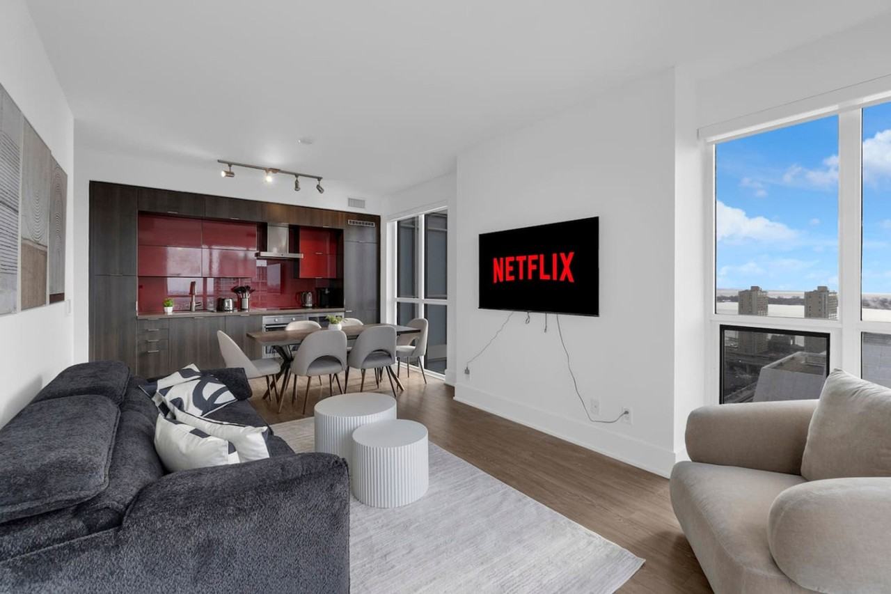 300 Front Street West - Photo 3 of 32