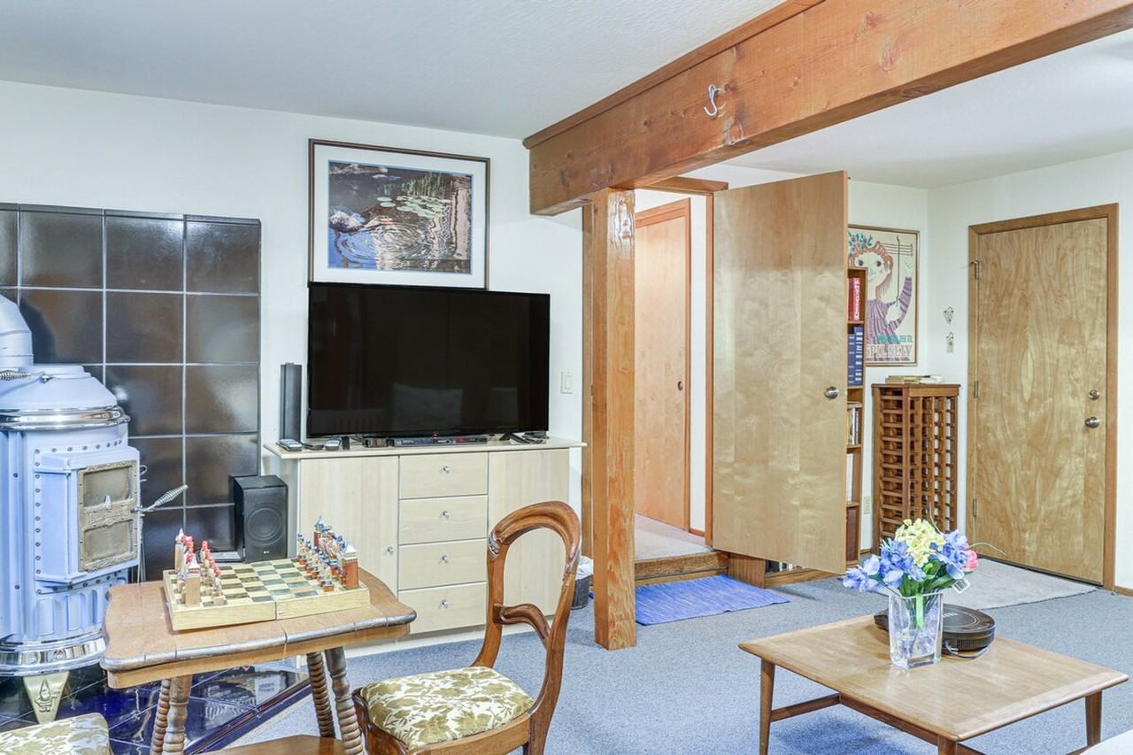 320 Rim Dr #1386151P - Photo 5 of 38