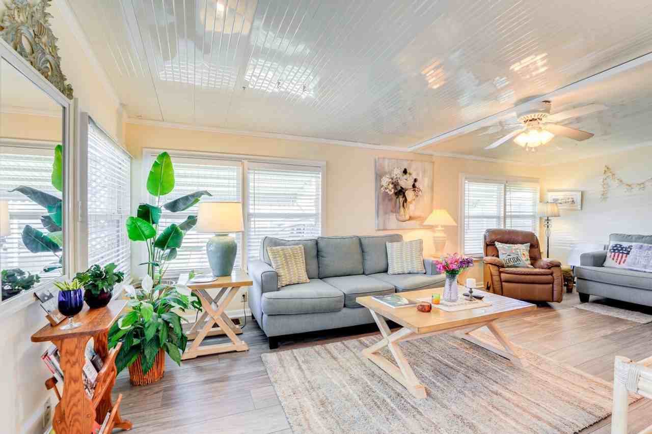 670 N Green Cir #1385620P - Photo 2 of 38