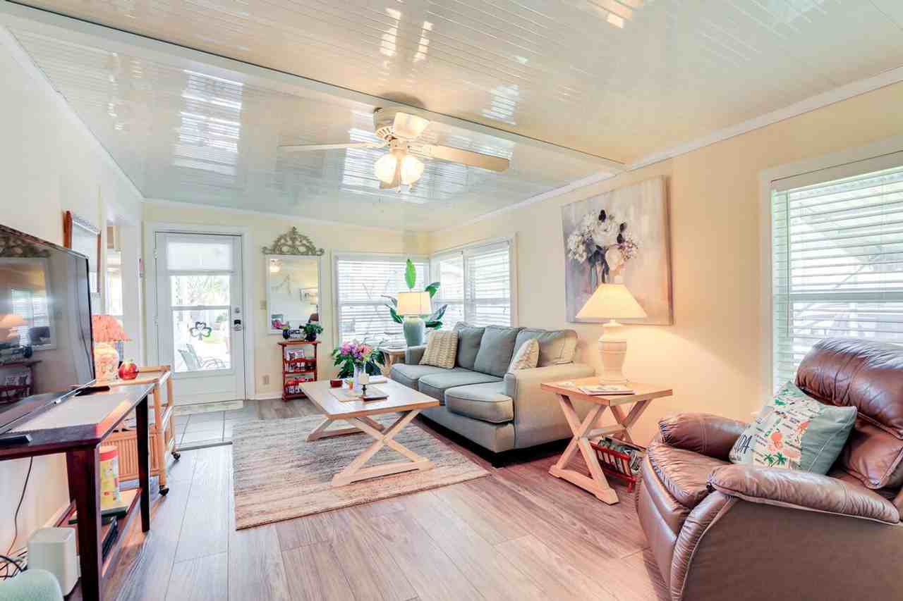 670 N Green Cir #1385620P - Photo 3 of 38