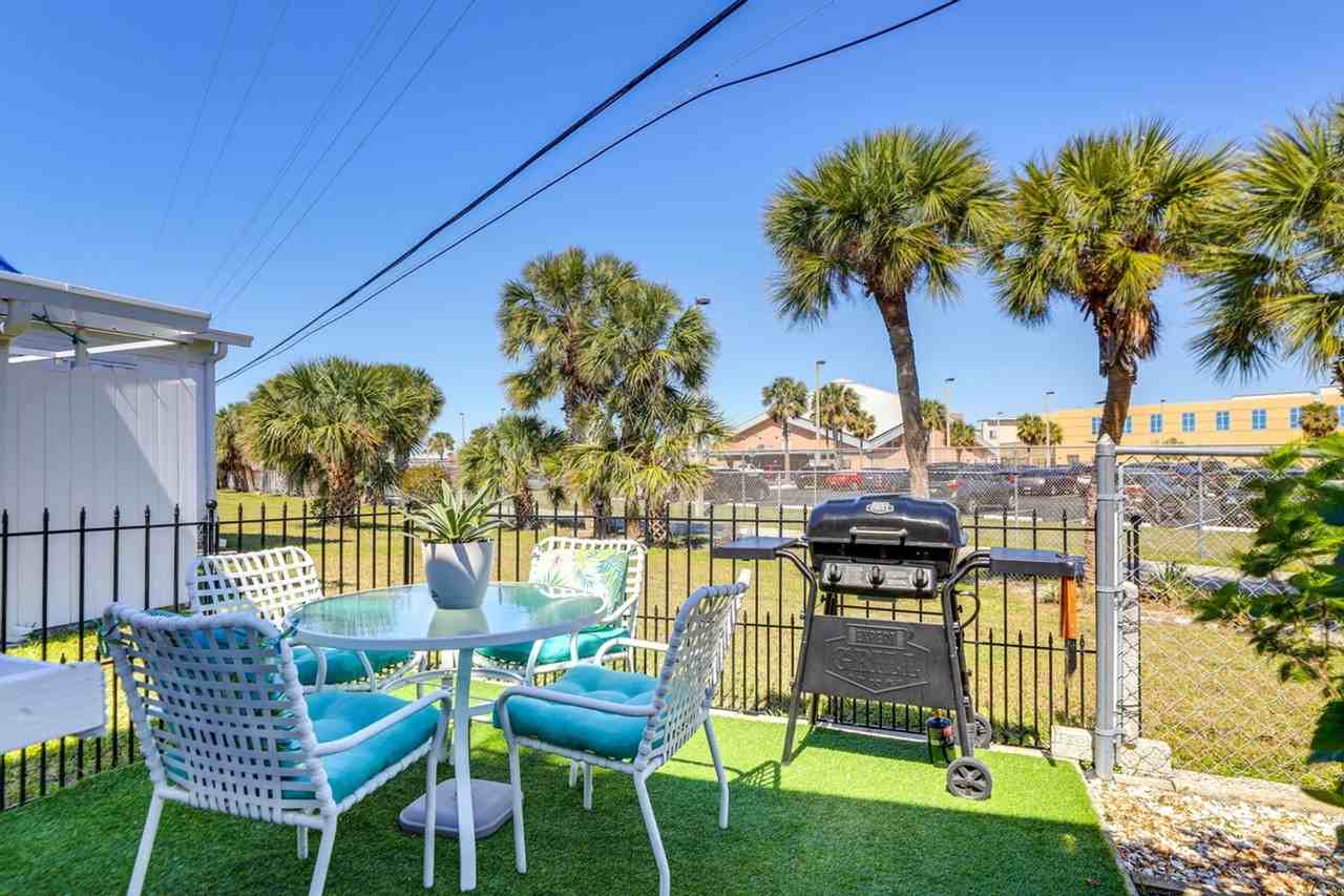 670 N Green Cir #1385620P - Photo 5 of 38