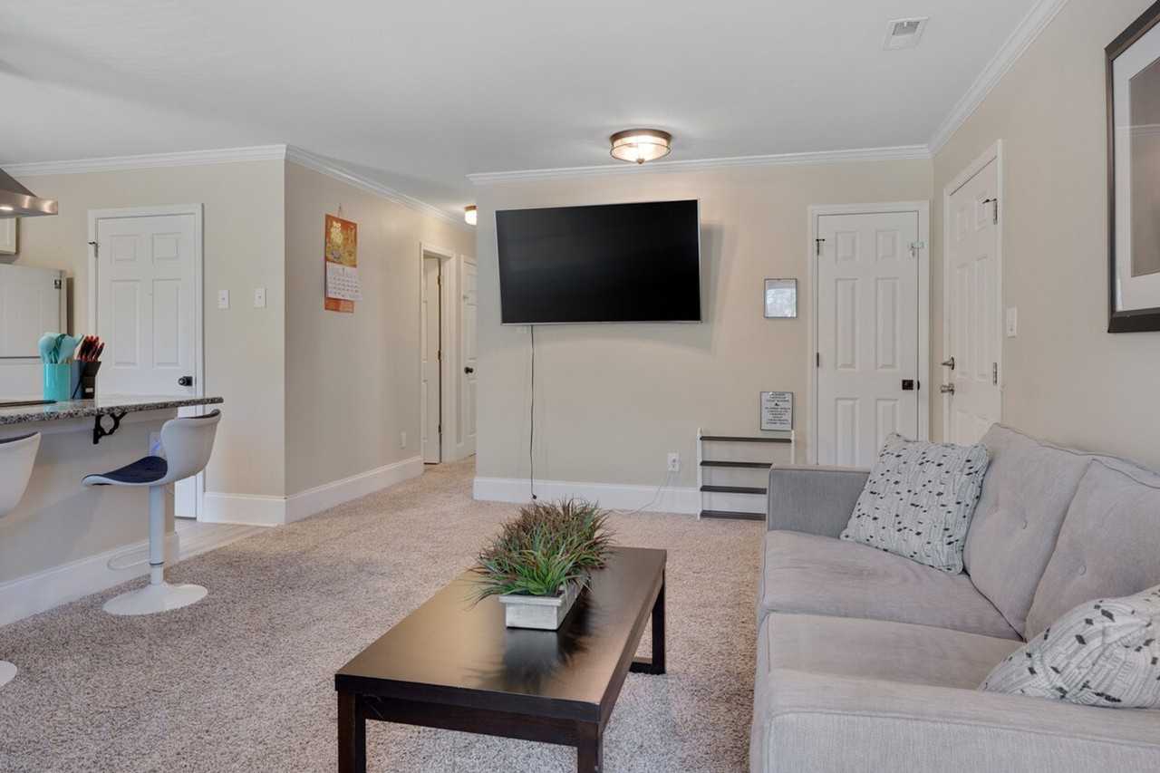 2128 S Roxboro St #1461462P - Photo 2 of 17