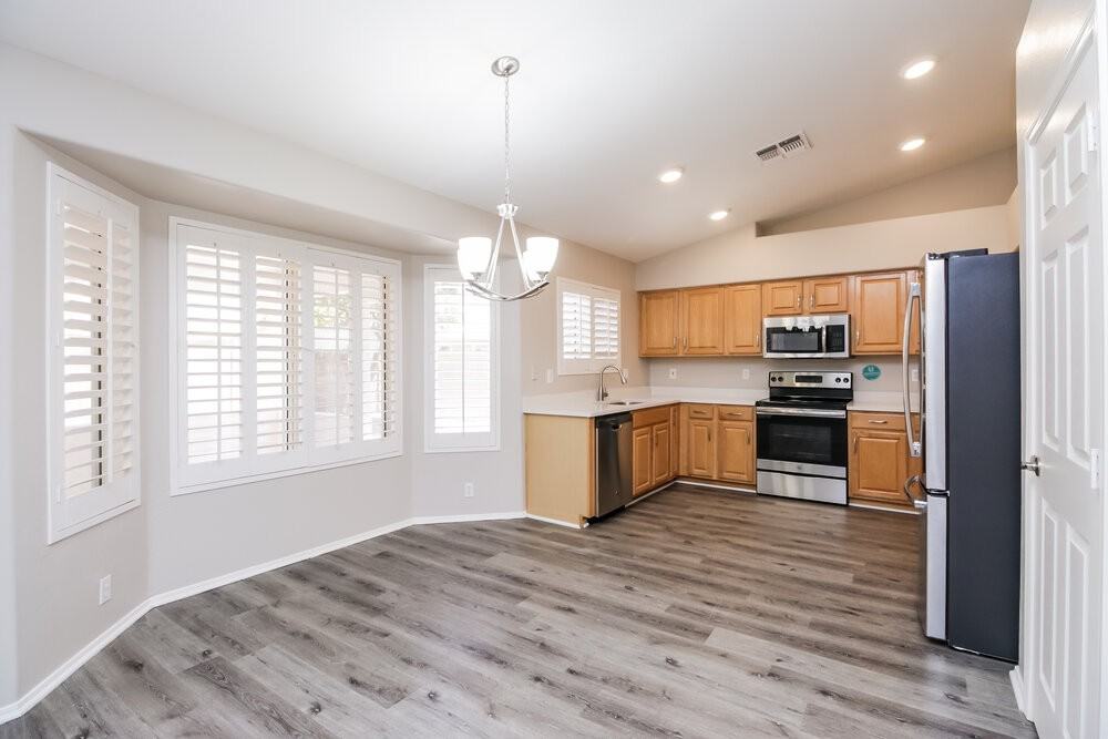 2216 E Sherri Dr - Photo 5 of 16