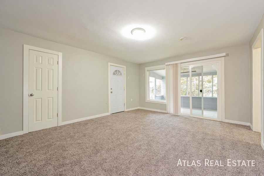 1092 Worchester St - Photo 4 of 20