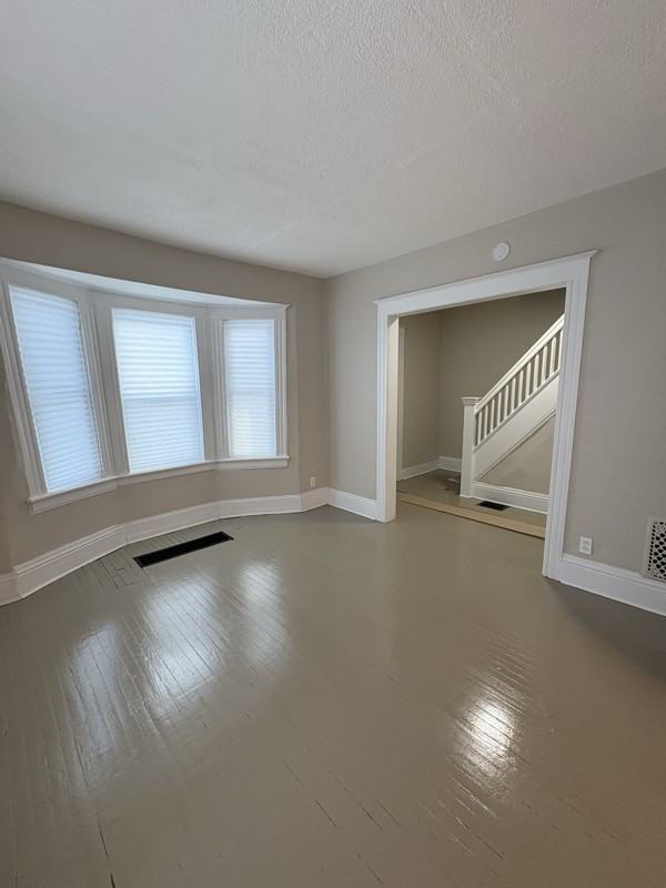 146 Roycroft Dr - Photo 3 of 20