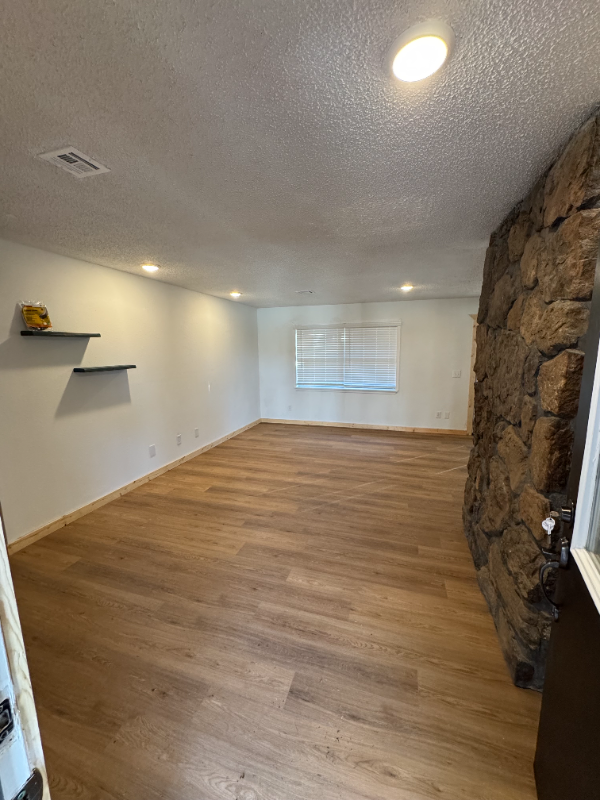 1102 Se 10th St - Photo 2 of 5