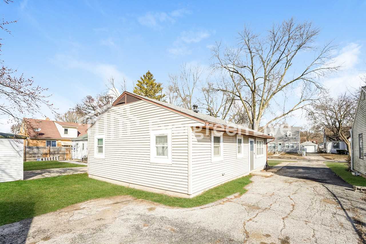 5461 N 57th St - Photo 3 of 15