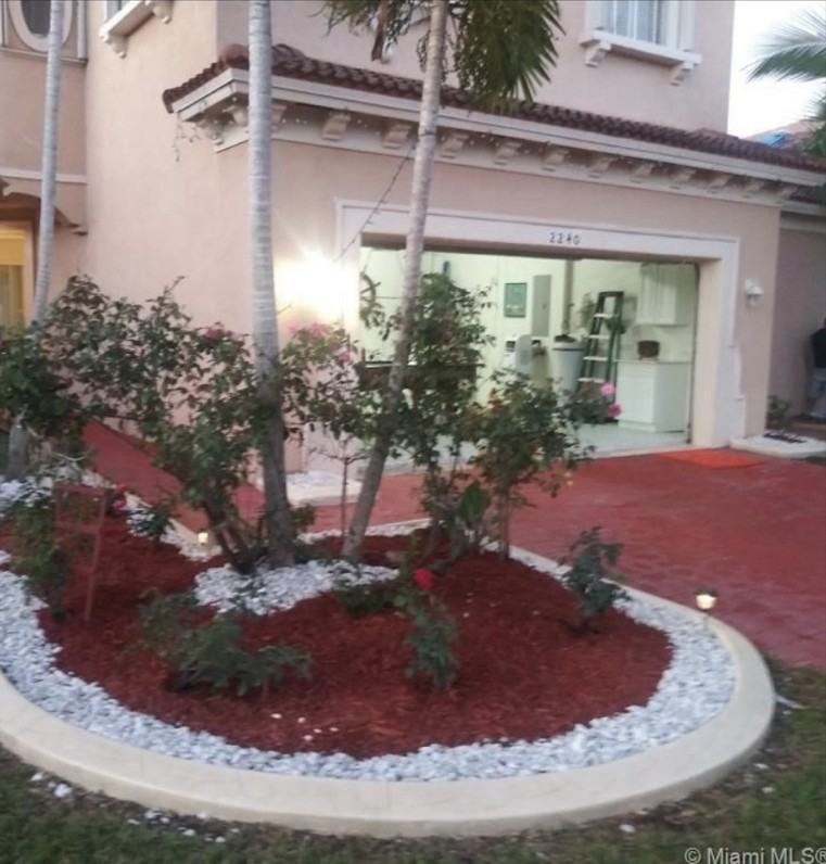 2240 Neterrace - Photo 2 of 20