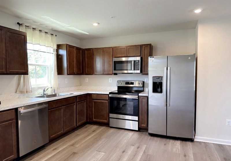 83 Charlotte St - Photo 2 of 20