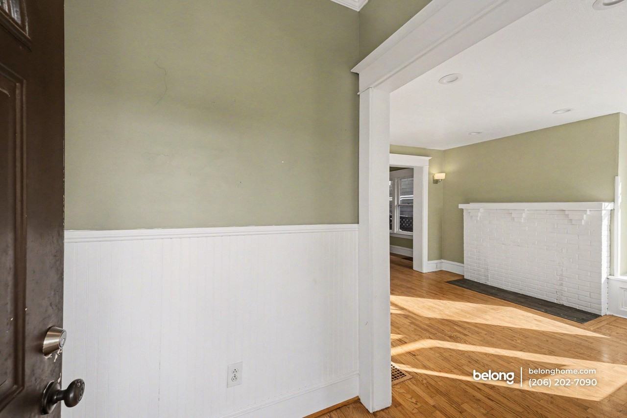 4748 7th Ave Ne - Photo 5 of 26