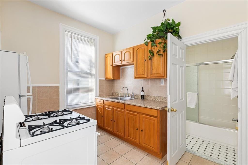 1402 Westminster St ##1r - Photo 2 of 11