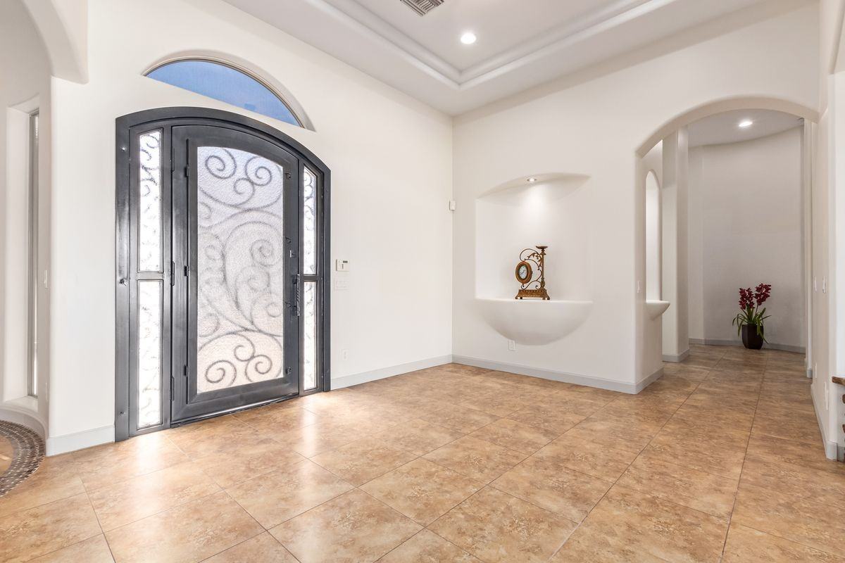 18654 W Solano Dr - Photo 3 of 19