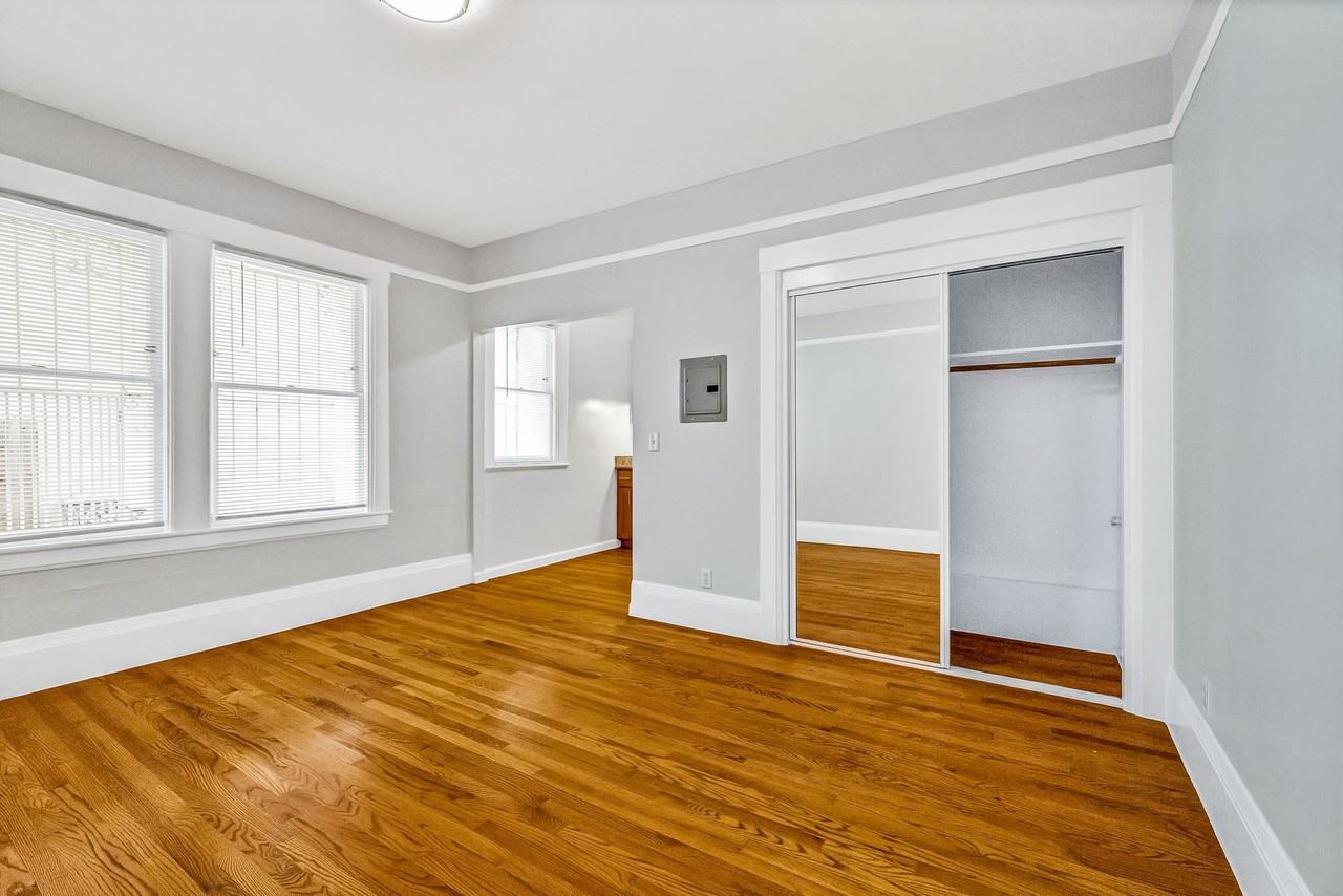 825 Post - Photo 2 of 10