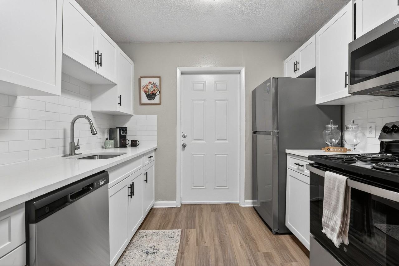 Oakwood Townhomes - Photo 4 of 22