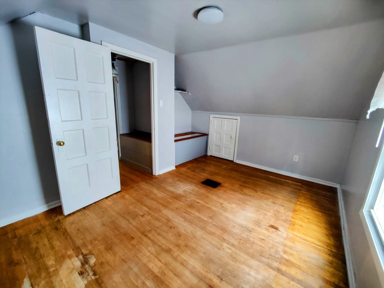 389 Mitton St S - Photo 6 of 16