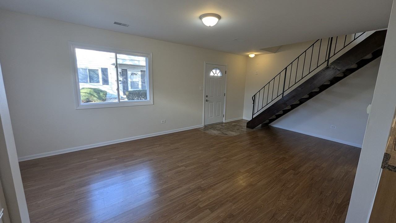 10S433 Echo Ln #2 - Photo 3 of 27