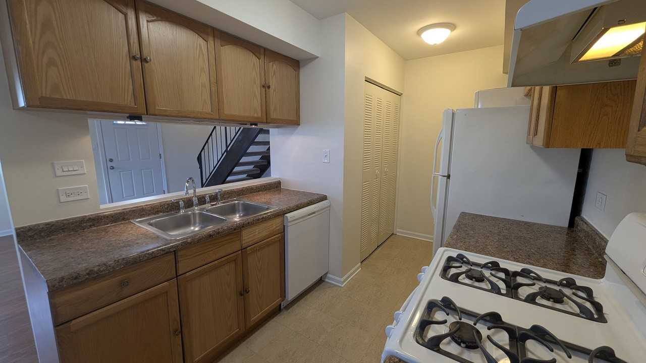 10S433 Echo Ln #2 - Photo 5 of 27