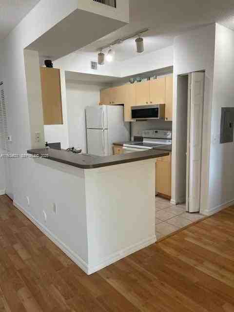 2458 Centergate Drive - Photo 5 of 10