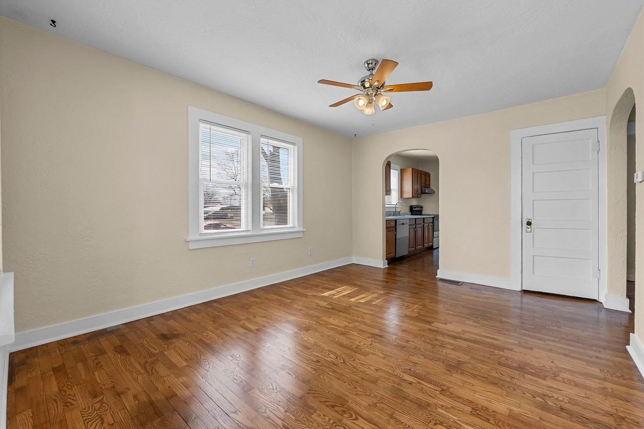 131 S Bast St - Photo 4 of 23