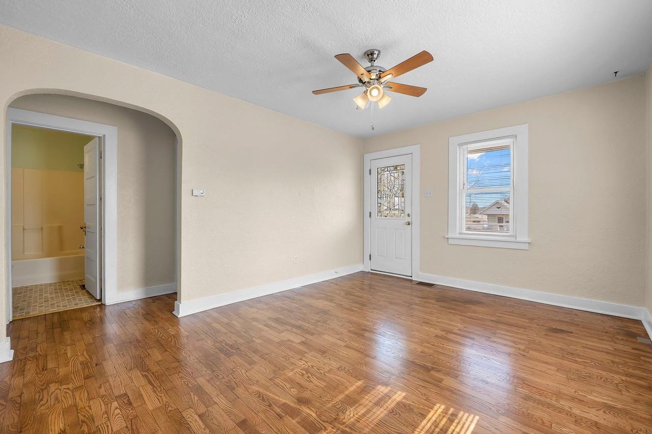 131 S Bast St - Photo 5 of 23