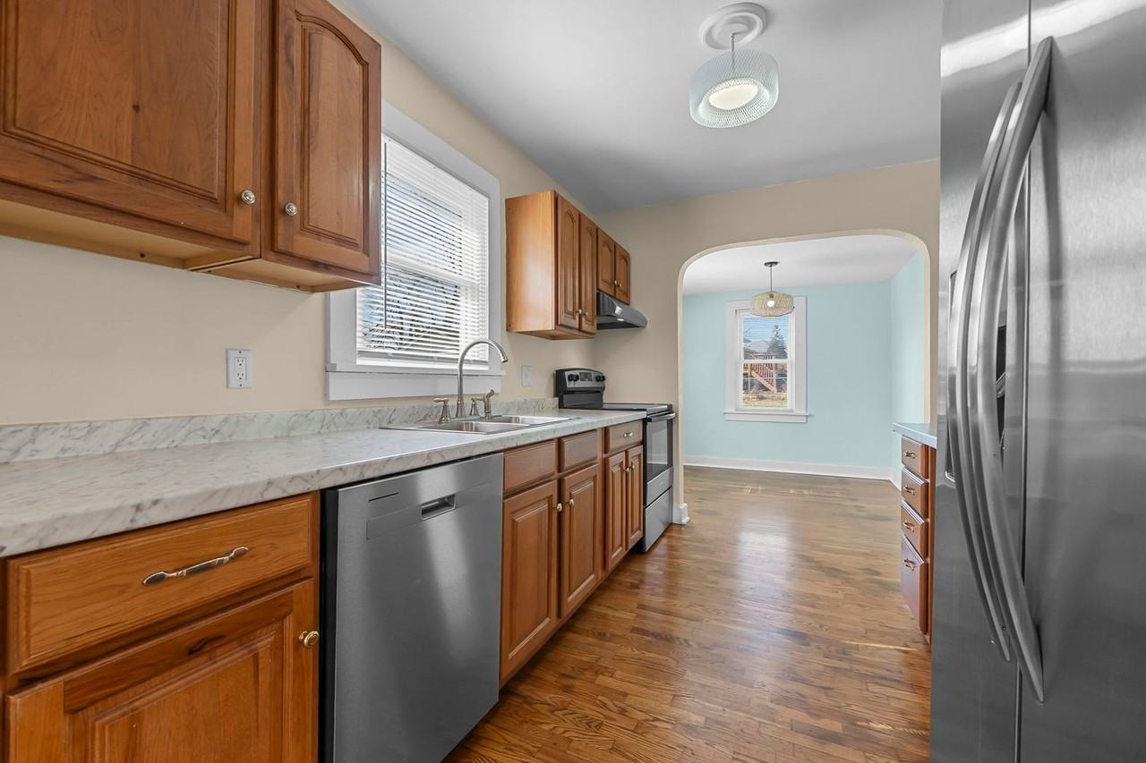 131 S Bast St - Photo 6 of 23