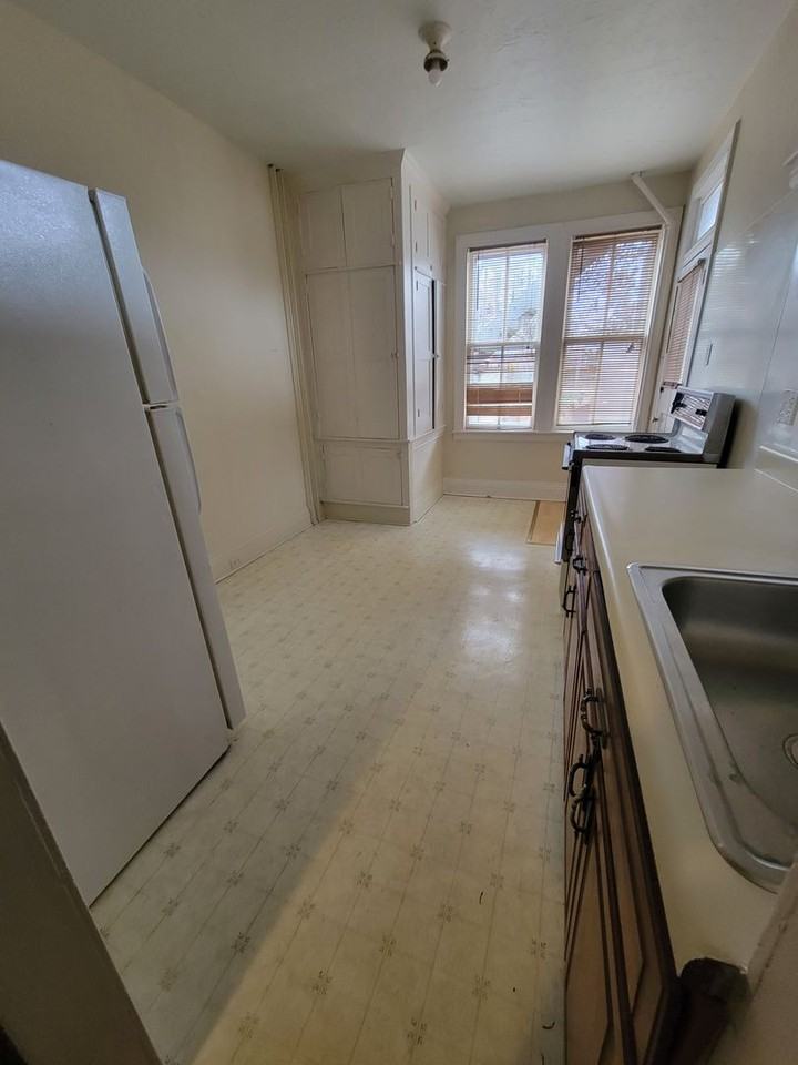 562 Atlantic Ave - Photo 3 of 10