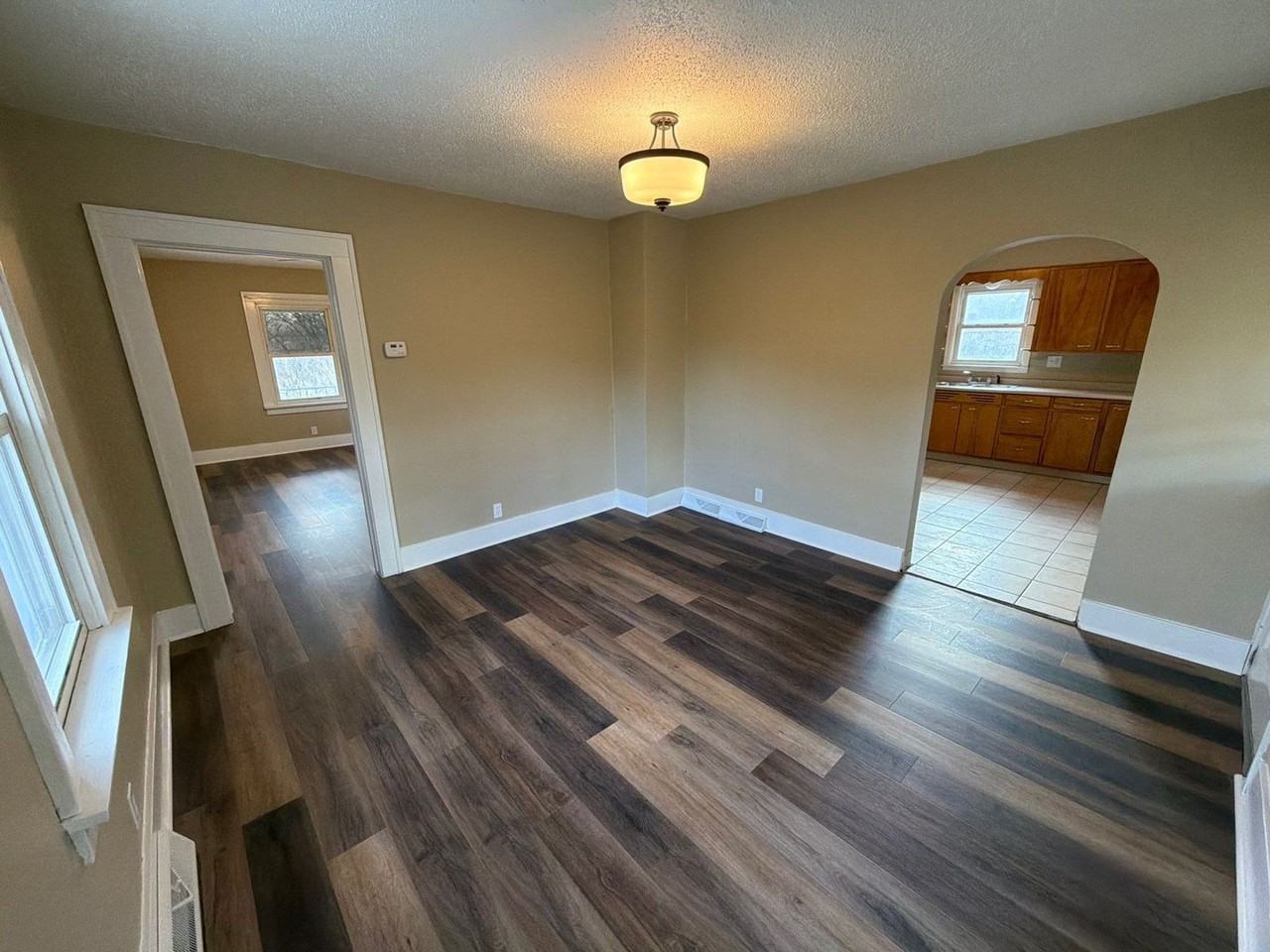 146 Clara St - Photo 5 of 15