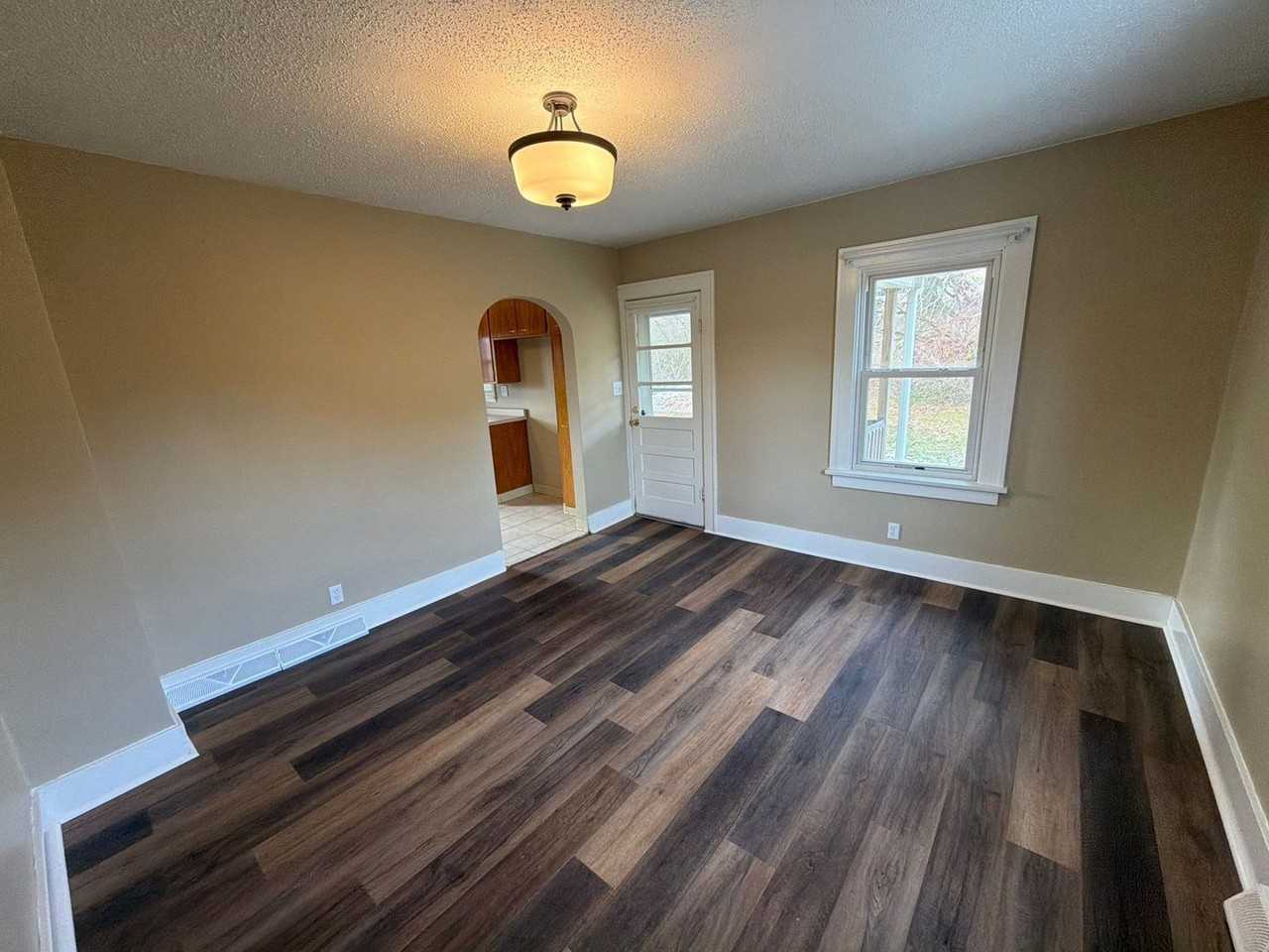 146 Clara St - Photo 6 of 15