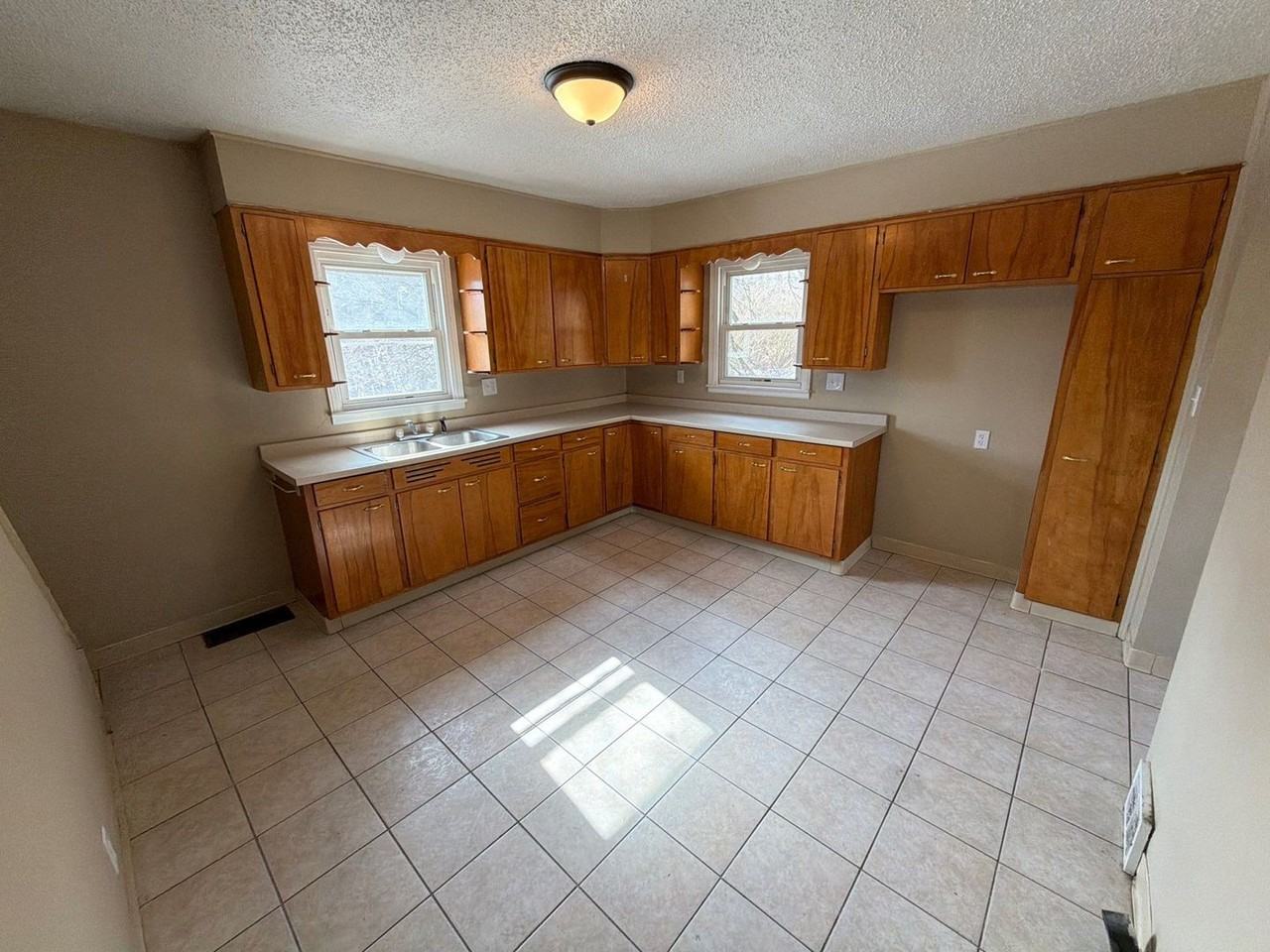 146 Clara St - Photo 7 of 15