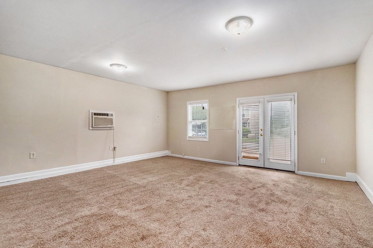 4474 Thornwood Cres - Photo 3 of 19