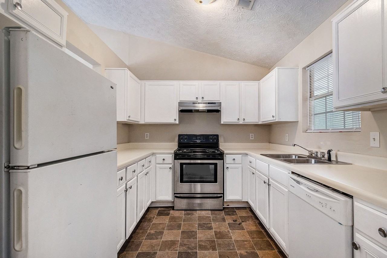 4474 Thornwood Cres - Photo 6 of 19