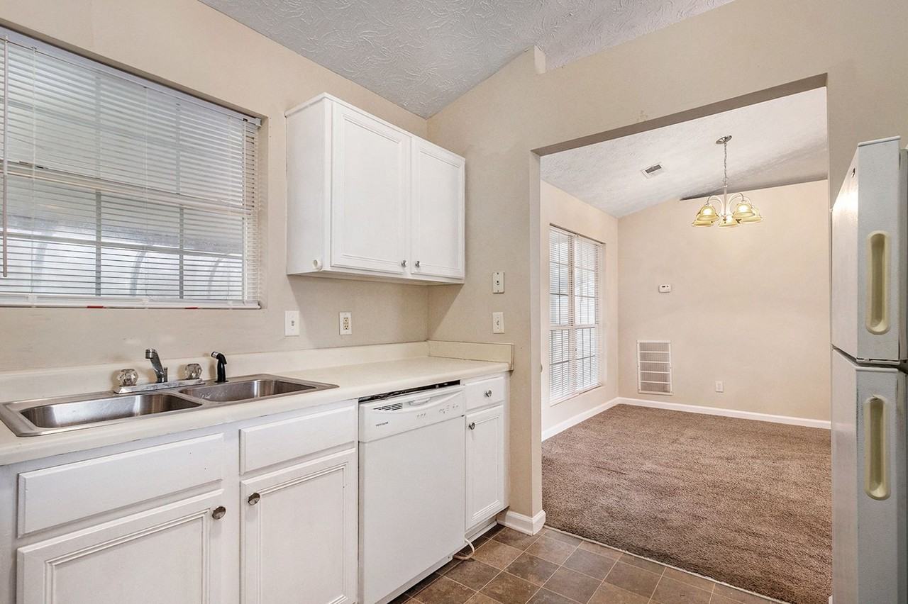 4474 Thornwood Cres - Photo 7 of 19