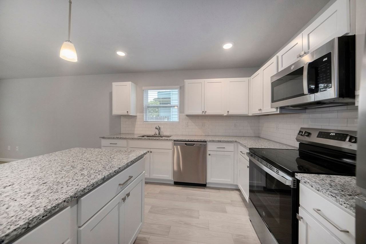 930 Maple Ave - Photo 2 of 19