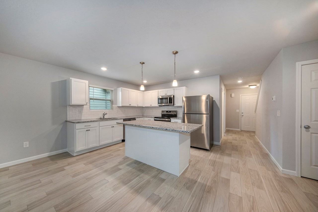 930 Maple Ave - Photo 3 of 19