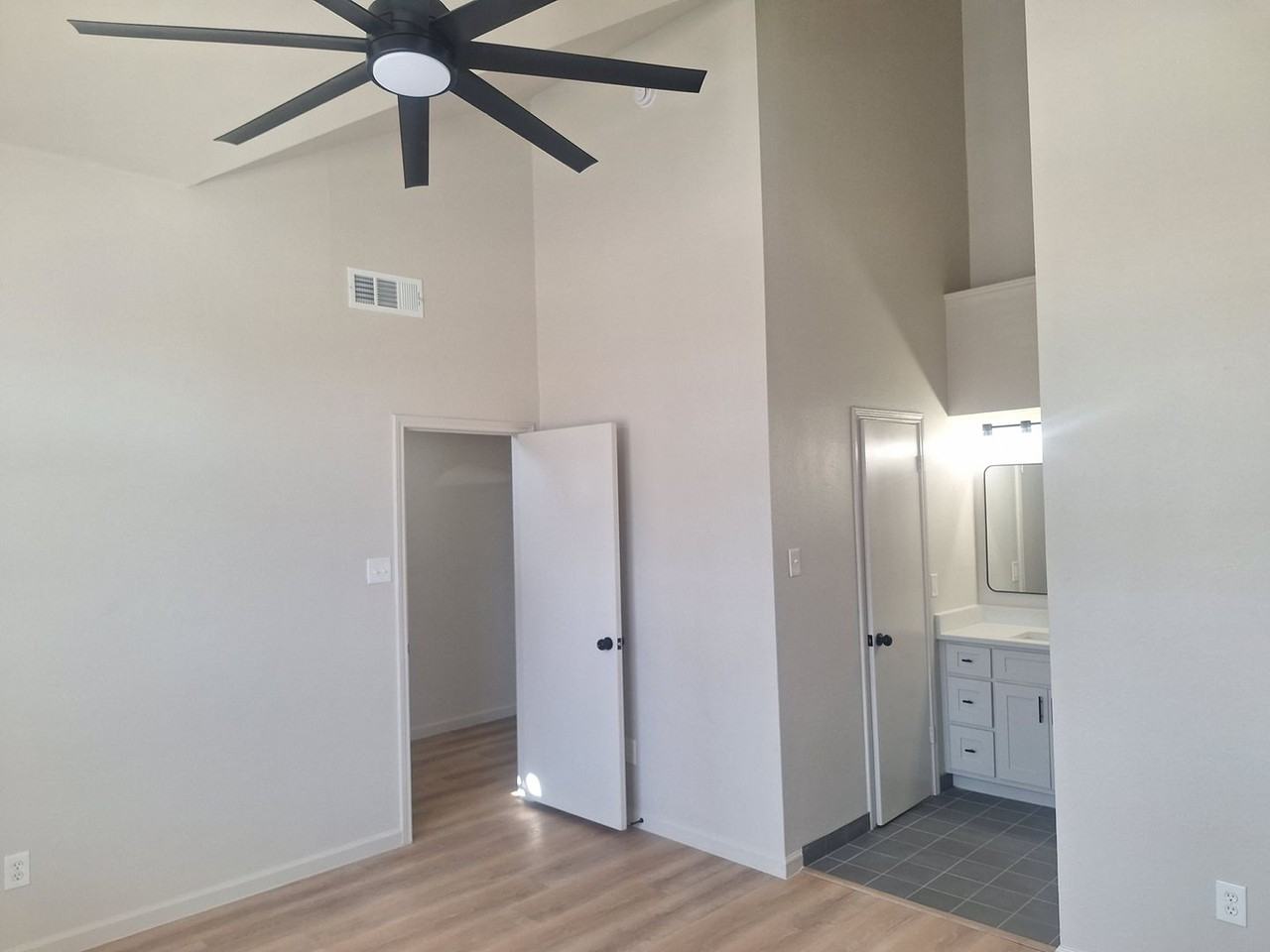 219 Rodeo Dr - Photo 5 of 22