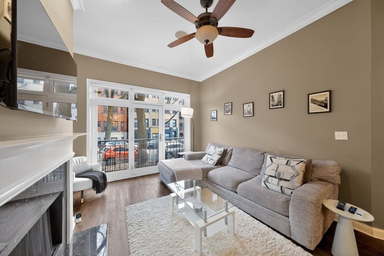 724 W Briar Pl - Photo 3 of 24