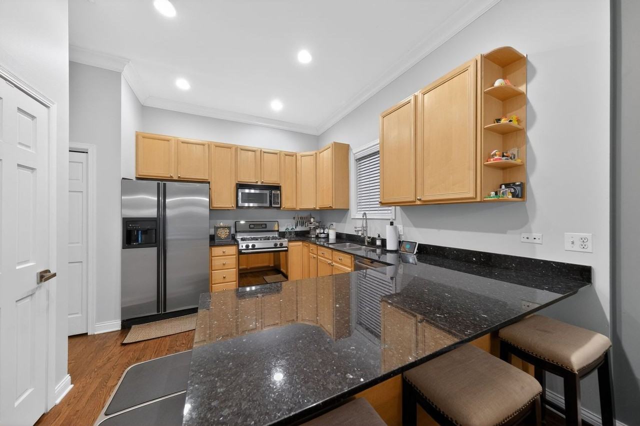 724 W Briar Pl - Photo 5 of 24