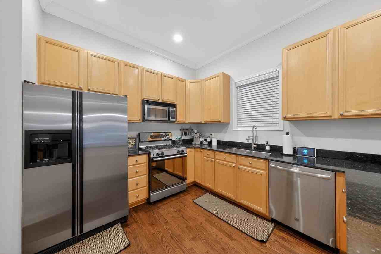 724 W Briar Pl - Photo 6 of 24