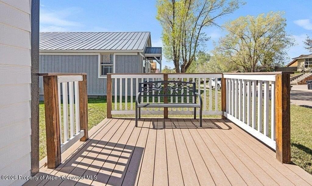 949 Breeze St - Photo 5 of 46