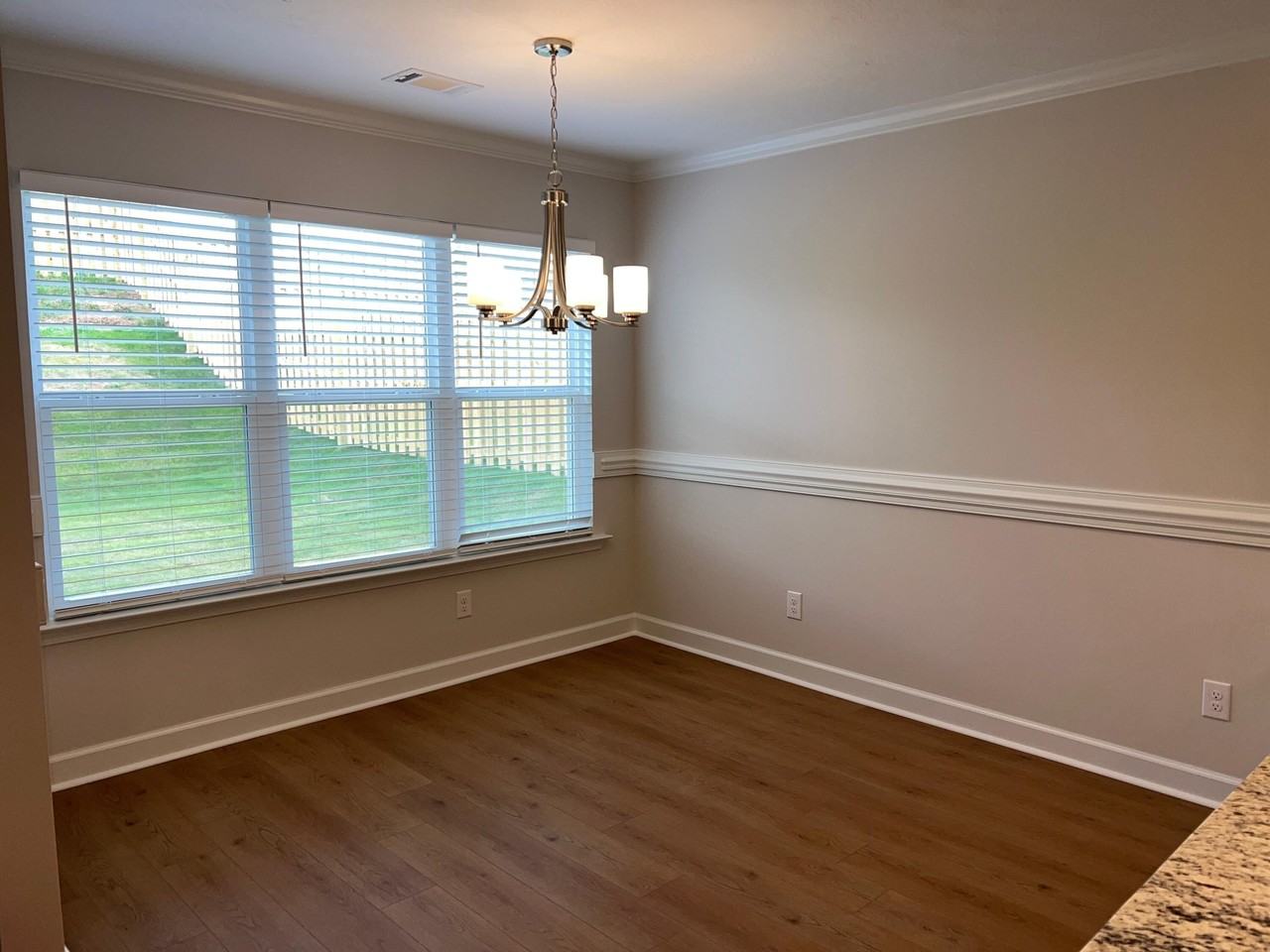 158 Atherstone St - Photo 7 of 32