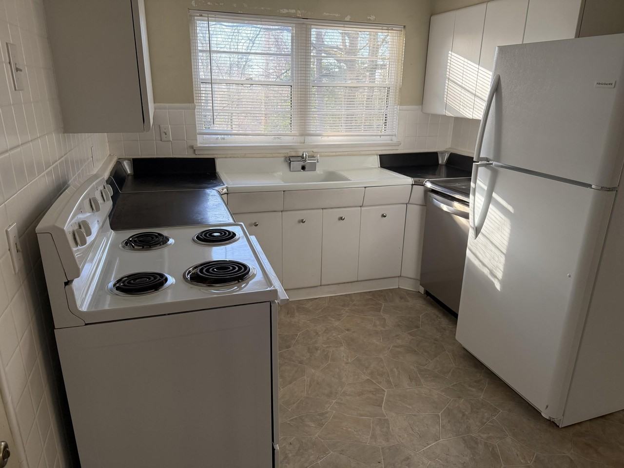 948 James Blvd - Photo 4 of 14