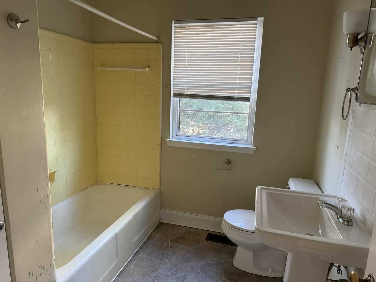 948 James Blvd - Photo 7 of 14