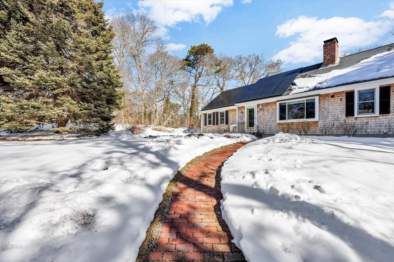 44 Susan Ln - Photo 2 of 27