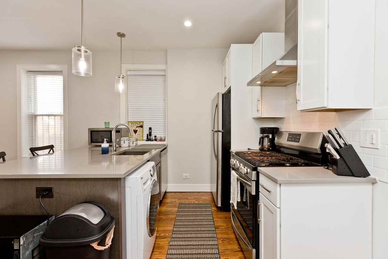 2045 N Wolcott Ave #1R - Photo 3 of 16