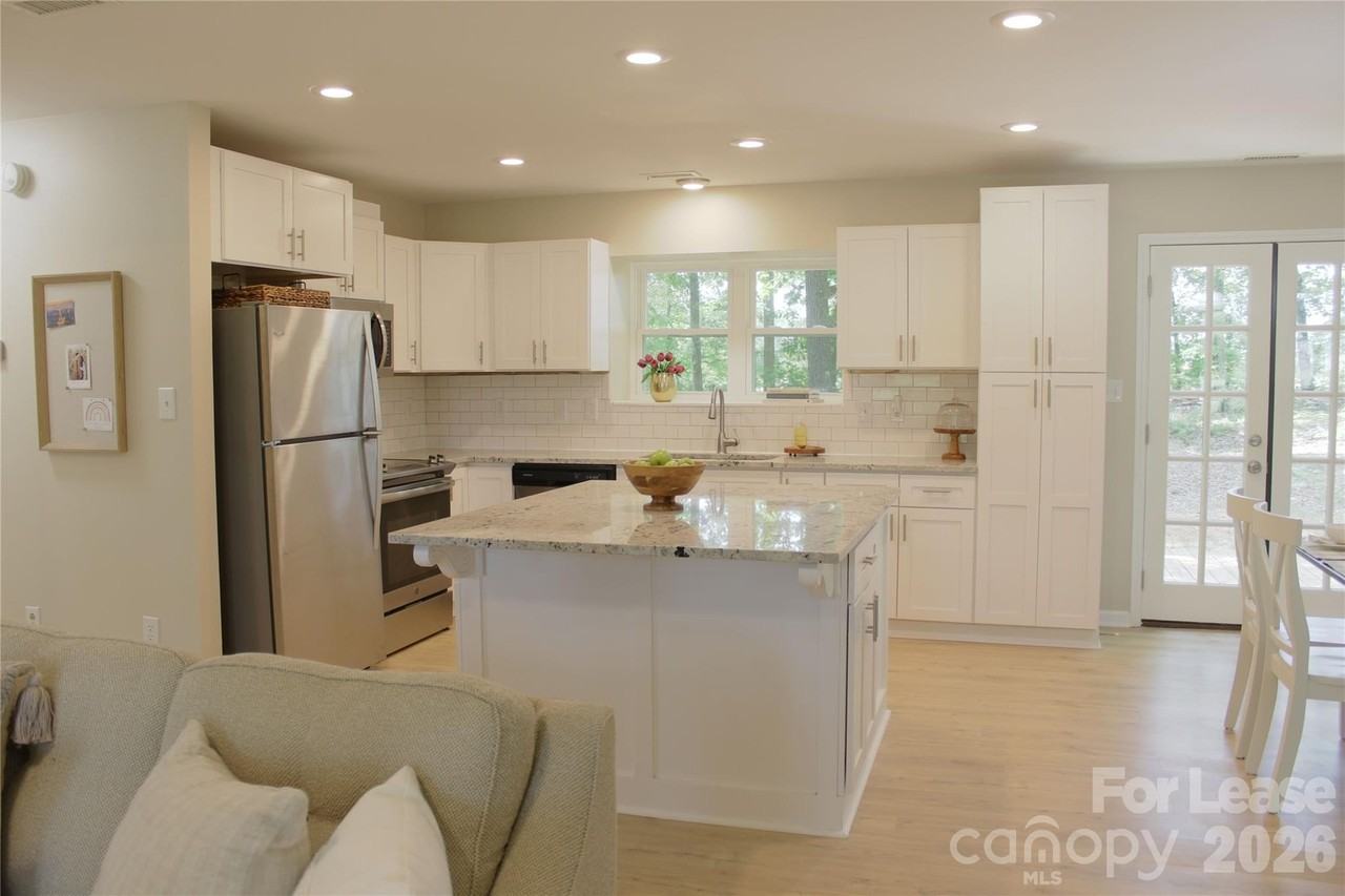 2520 Faircroft Way - Photo 7 of 22