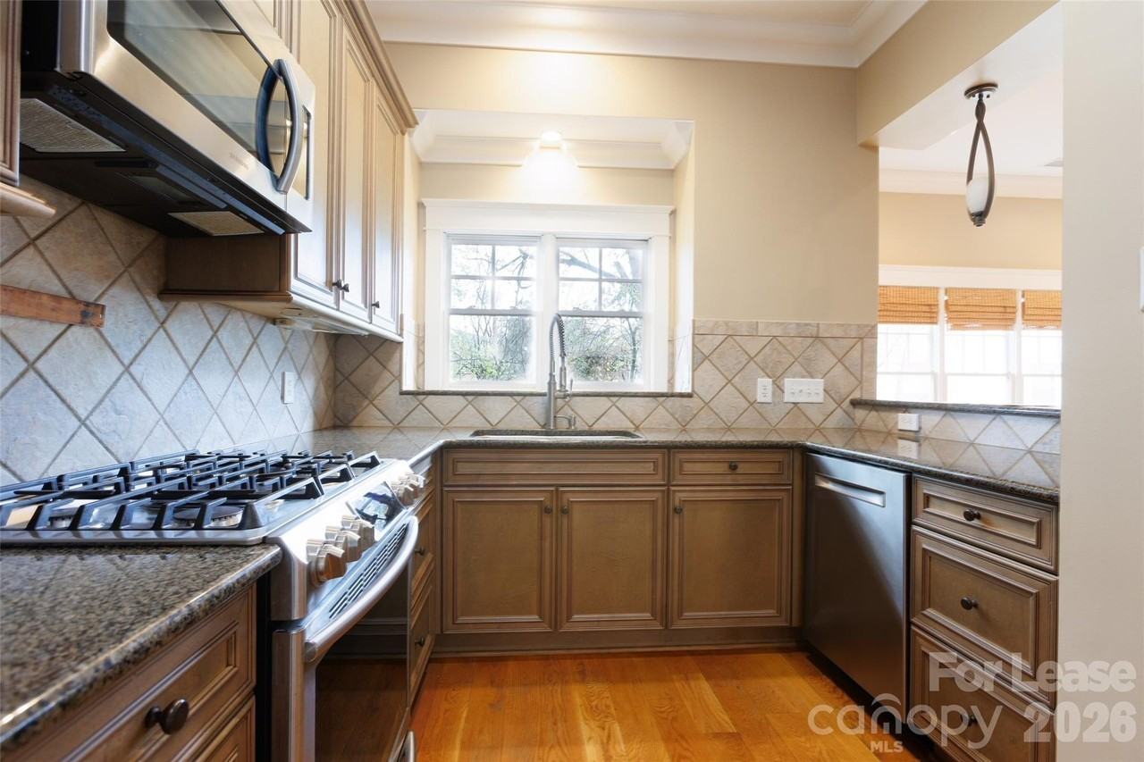 1031 Oriole St - Photo 7 of 27